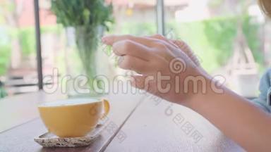 女博主用<strong>手机</strong>在咖啡馆里<strong>拍摄</strong>绿茶。 一位年轻女子在智能<strong>手机</strong>上拍咖啡茶。
