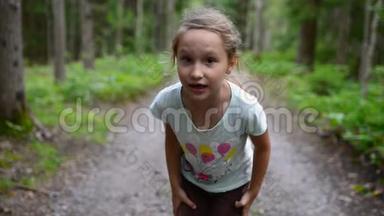 小女孩在森林里<strong>奔跑</strong>，邀请一起<strong>奔跑</strong>