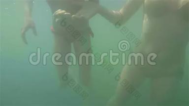 <strong>两个小孩子</strong>在碧海中水下的景色。 其中一<strong>个</strong>潜水和海浪。