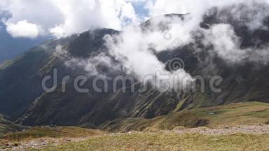 迅速的浮云越过草色的秋山山的时间。 令人惊叹的旅游场所。 Svaneti上，Mestia附近