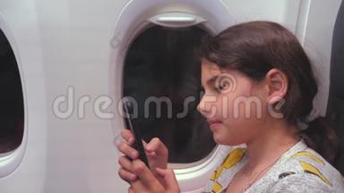 <strong>航空飞机</strong>概念。 小女孩正坐飞机在窗户旁边聊天，看着里面