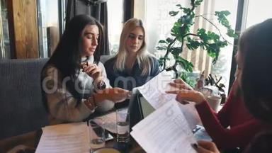 一家<strong>公司的</strong>女商人在咖啡馆里积极讨论一个商业项目