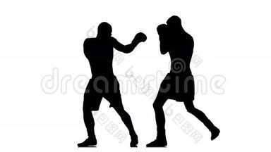 <strong>非接触</strong>式训练剪影中的两个拳击手