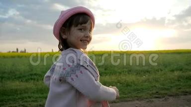 奔跑的女孩，微笑的女孩子，沿着田野的道路奔跑，快乐的孩子在城外快乐，健康