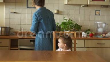 妈妈在炉子上煮鸡蛋。 一个小女儿正在桌旁等早餐.. 女孩很生气。 儿童教