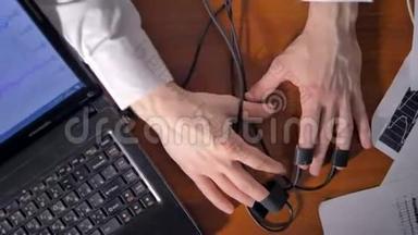 多图测试。 在测谎仪测试过程中，男人`握手和笔记本电脑。 4K.