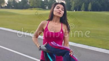 疲惫的女人经过公园的健身训练。 疲惫的亚洲选手