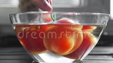 厨师在一个<strong>玻璃碗</strong>里用热水烫西红柿，新鲜<strong>蔬菜</strong>，烹饪素食，在