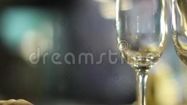 水晶透明香槟酒杯，餐厅内的预定餐桌