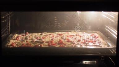 披萨在烤箱里煮。 延时视频