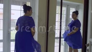 穿着蓝色裙子在镜子前<strong>的</strong>胖女孩