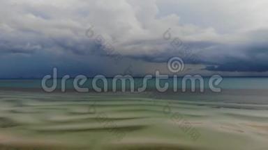 狂风暴雨的天空和不寻常的白沙海岸。惊心动魄的多云多雨的天空和沙波白色的海滨