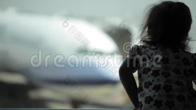 儿童在机场靠窗看飞机，等待<strong>飞行时</strong>间
