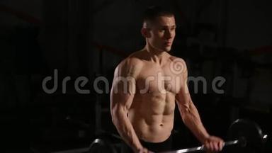 身材魁梧、肌肉发达、在健身房摆姿势、肌肉发达、举重、在黑暗背景下工作的肌肉发达男子