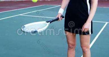在球场上用网拍微笑女网球选手