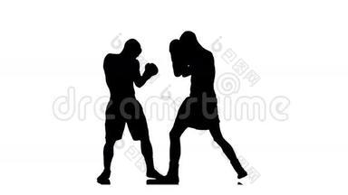 拳击手击倒对手后，短暂的战斗。 黑色轮廓