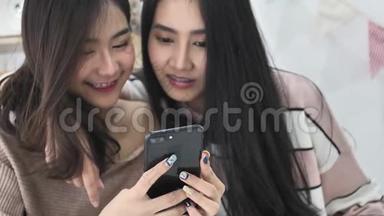 美丽的亚洲女孩用<strong>移动手机</strong>微笑的慢动作。