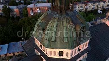 中世纪天主教<strong>古堡</strong>——乌克兰伯迪希夫市的一座城堡.. 赤脚卡梅尔人修道院。 空中飞行