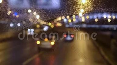 雨<strong>夜</strong>公共汽车行驶