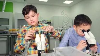 小学生在学校实验室做科学实验。