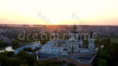 中世纪天主教古堡——乌克兰伯迪希夫市的一座城堡.. 赤脚卡梅尔人修道院。 空中飞行