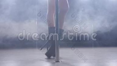 <strong>舞蹈</strong>和杂技的概念.. 年轻苗条的女人在黑暗的室内用背光和<strong>烟</strong>雾跳舞