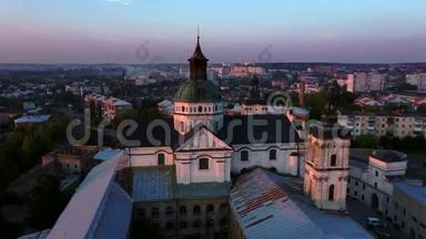 中世纪天主教古堡——乌克兰伯迪希夫市的一座城堡.. 赤脚卡梅尔人修道院。 空中飞行