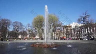 圣彼得堡金钟大厦主入口的喷泉。 人们四处<strong>走动</strong>