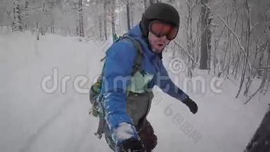 有乐趣的运动员在雪地森林里的一条新赛道上骑在滑雪板上。 天气`冷，<strong>所以</strong>他穿得很暖和。