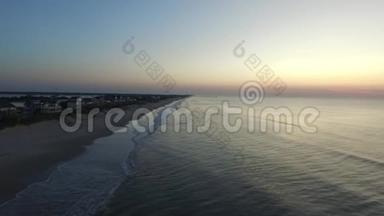 鸟瞰图/沿北拖尾岛海滩日出时向东移动的视频