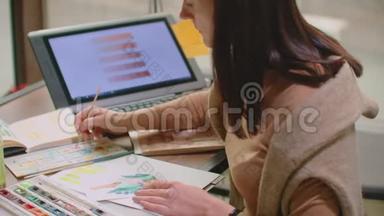 年轻的平面设计师在办公室的办公桌上使用平面平板电脑时使用现代台式电脑