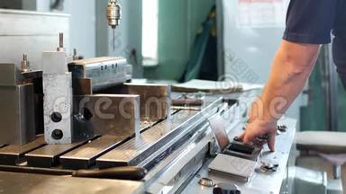 一个人专门在一台金属工件上的钻床上钻洞，这是个小生意
