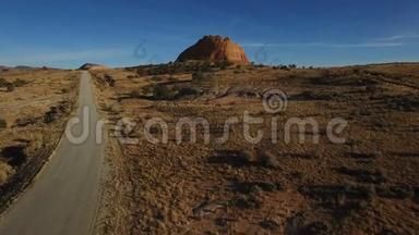 犹他州摩押沙漠-空中高清视频飞行接近彩色整体岩石