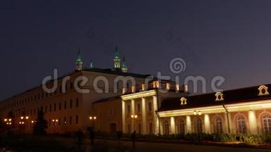 喀山克里姆林宫俄罗斯<strong>夏季</strong>晚会。 库尔谢里夫清真寺塔顶放大手持镜头。