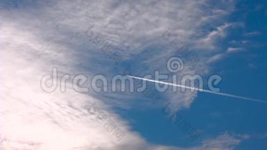 蓝天和云彩。 飞机穿过框架美丽的堆云在蓝色平静的天空。 安静的傻瓜。