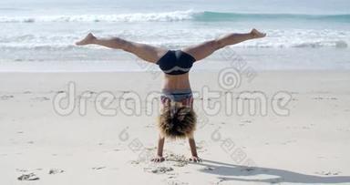 在沙滩上做<strong>倒立</strong>的女孩