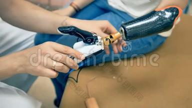 机器人肢体，假肢.. 女孩首次使用仿生3D打印手臂。 4K.