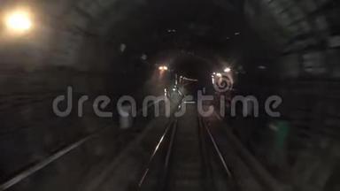 从铁路客舱的角度。 在现代化城市的一条隧道里乘坐快速地下列车。 时间流逝