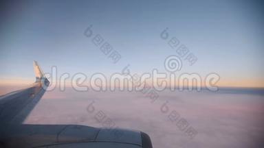 日落时分，透过喷气式飞机的窗户看到了紫色的云。 高清视频高清晰度