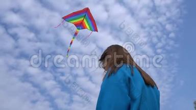 一个在蓝天上放<strong>风筝</strong>的女孩
