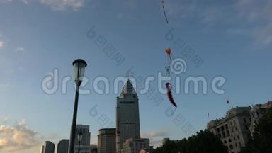 早上在上海的威坦或外滩玩风筝