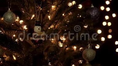 在圣诞节期间，圣诞球和雪人<strong>装饰</strong>在<strong>树上</strong>，并在<strong>树上</strong>放着灯
