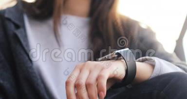 女人用她的智能手表装置。 特写双手。 智能手表4K UHD2160p镜头4k通知