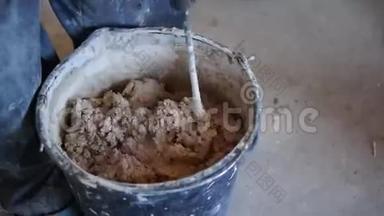 砂浆混入桶中.