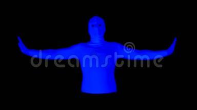 紫外线服装半人哑剧表演。 身体哑剧把戏。 黑色场景中的蓝色在黑色的光线下。