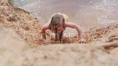 微笑可爱的小女孩穿着泳装在海滩上爬行，跳进水里。 她玩得很开心。