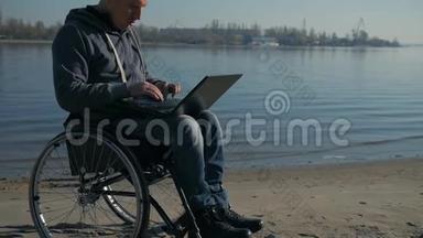 手里拿着残疾人手提电脑，残疾人坐着