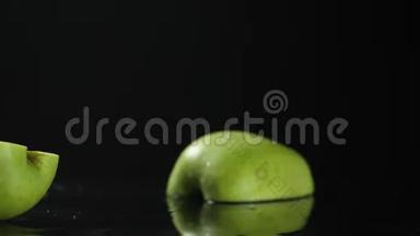 绿色苹果切片落在黑色背景慢动作高清。