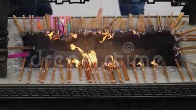 中国传统寺庙的慢火和香烟，祈祷者将烧香放入香炉，4K视频