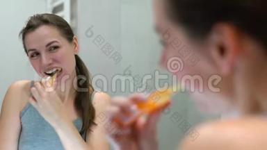 漂亮的女人<strong>早上</strong>在浴室刷牙。 <strong>早上</strong>的卫生。